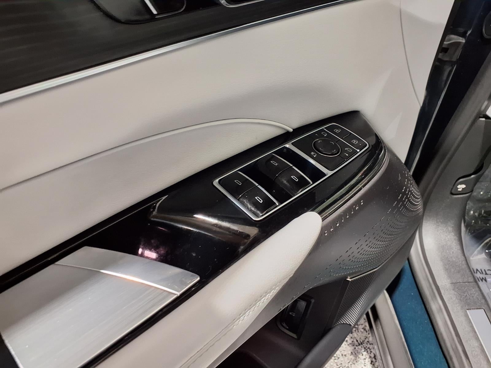 2024 Cadillac LYRIQ Luxury 1