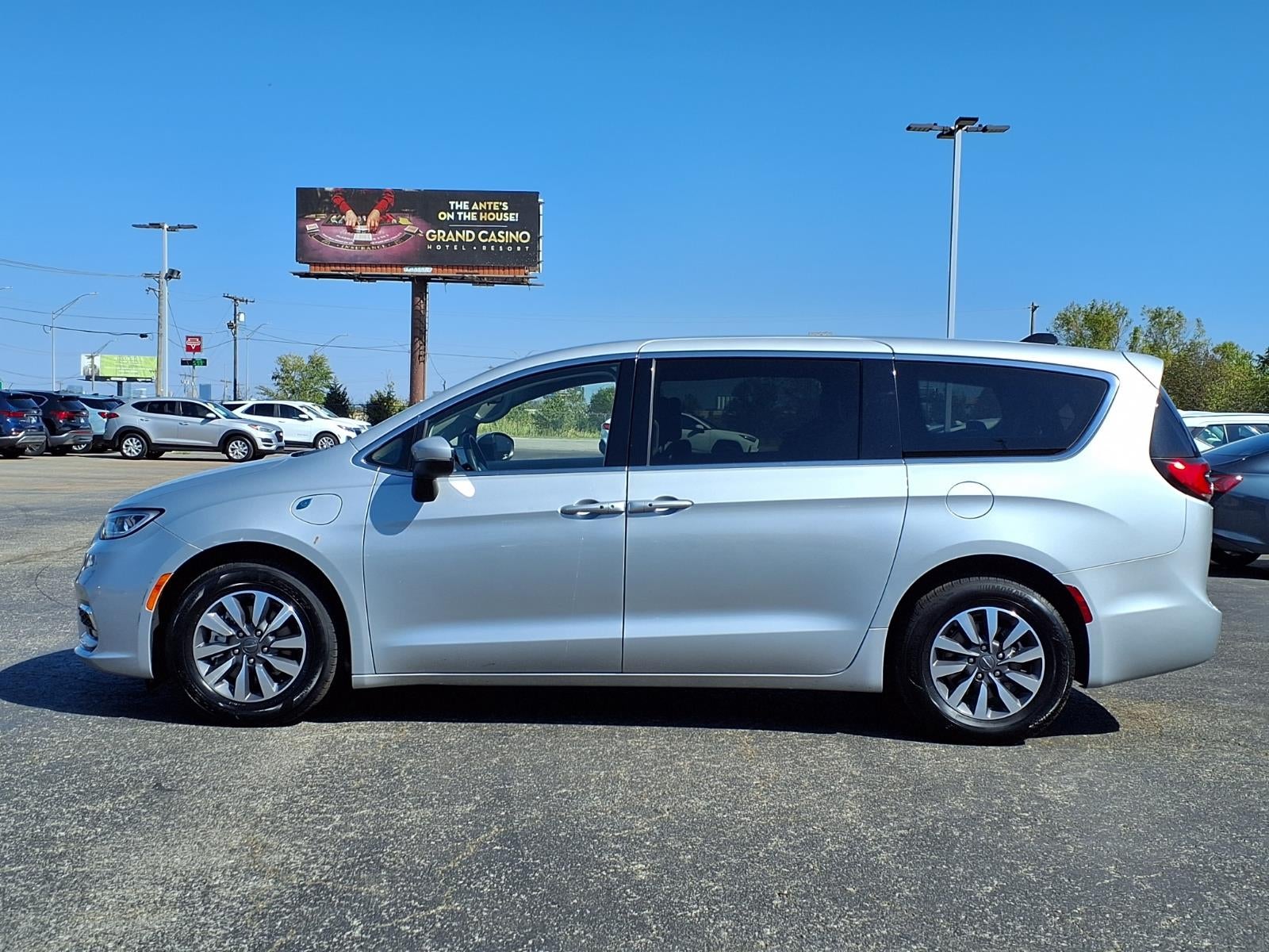 2023 Chrysler Pacifica Plug-In Hybrid Touring L