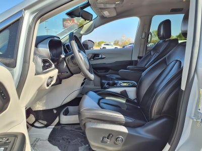 2023 Chrysler Pacifica Plug-In Hybrid Touring L