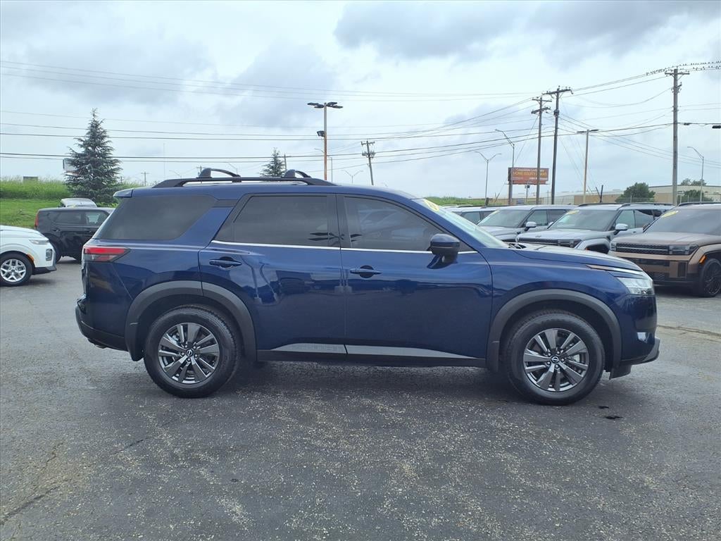 2022 Nissan Pathfinder SV