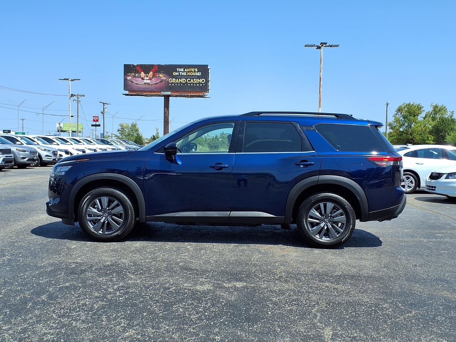 2023 Nissan Pathfinder SV