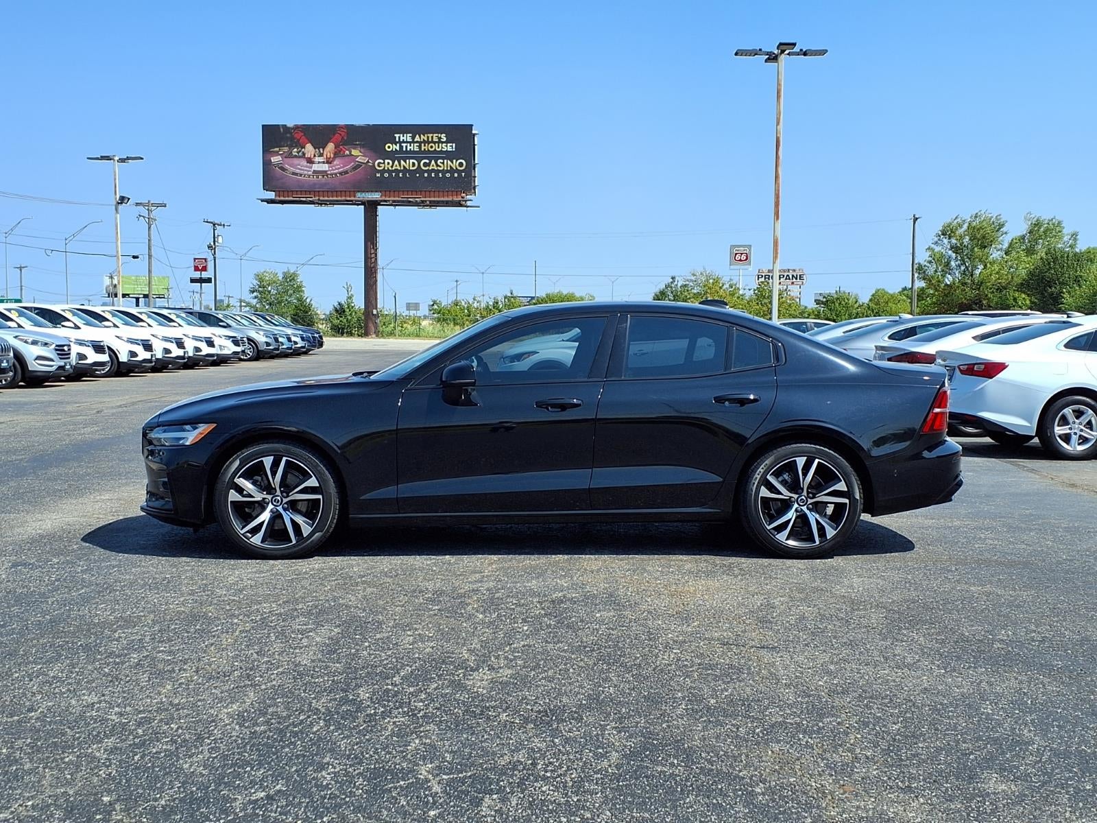 2023 Volvo S60 B5 Plus Dark Theme