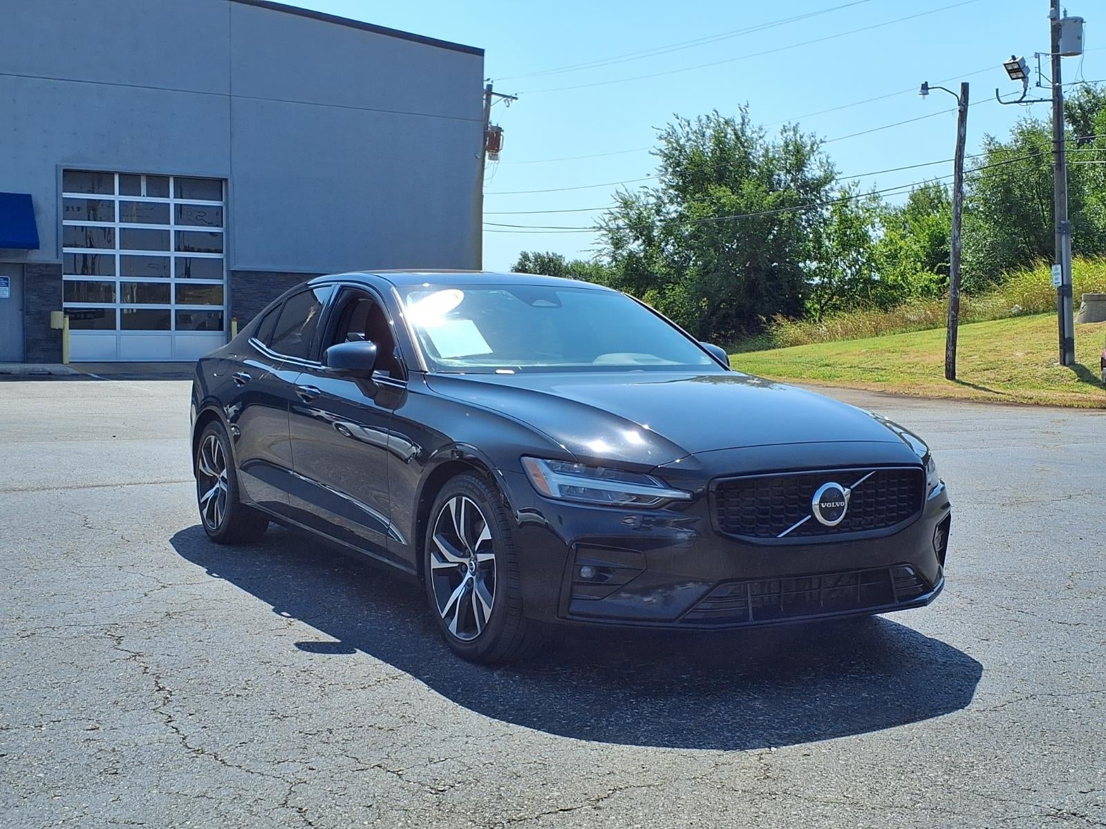 2023 Volvo S60 B5 Plus Dark Theme