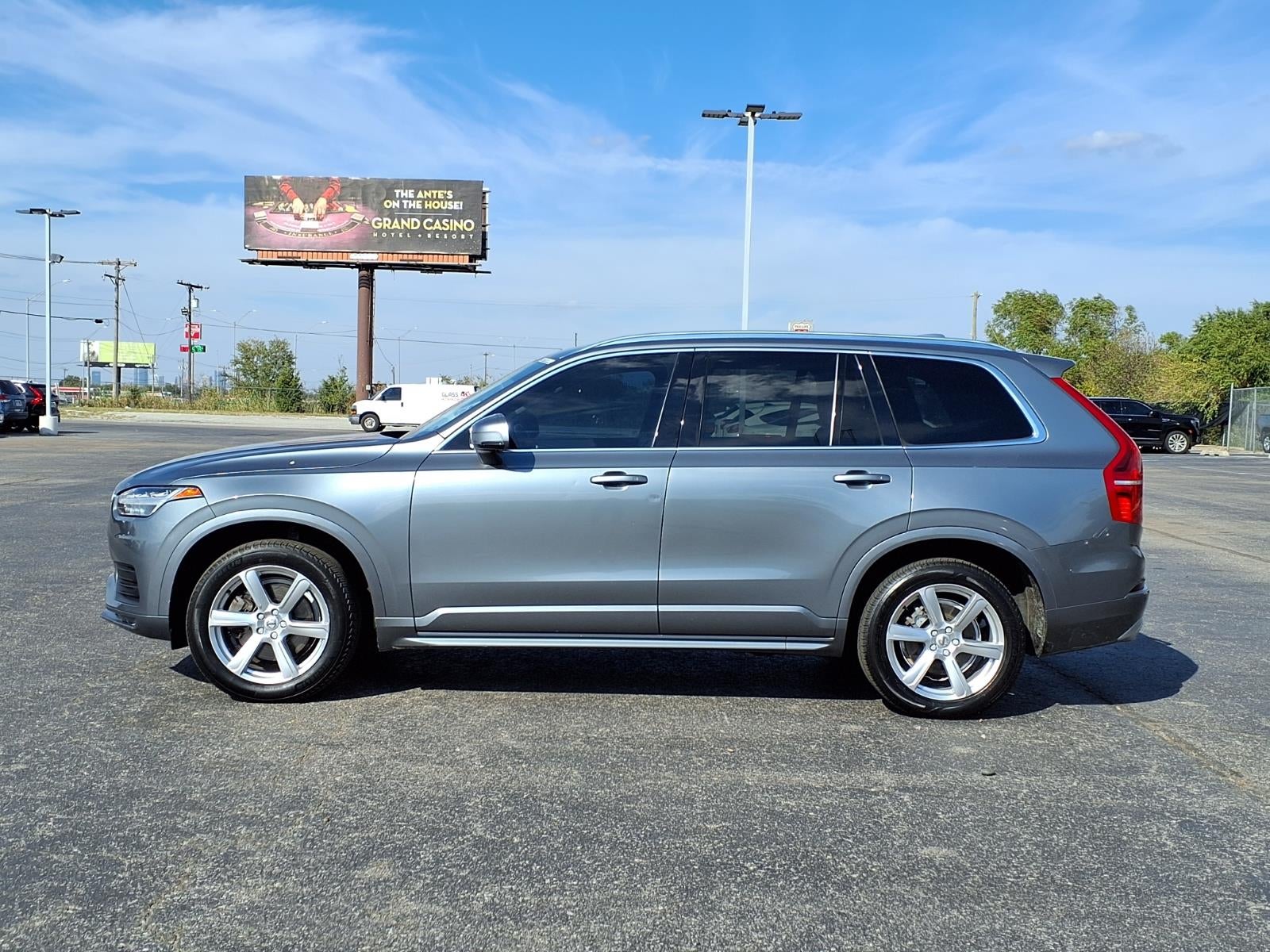 2020 Volvo XC90 T6 Momentum 6-Passenger