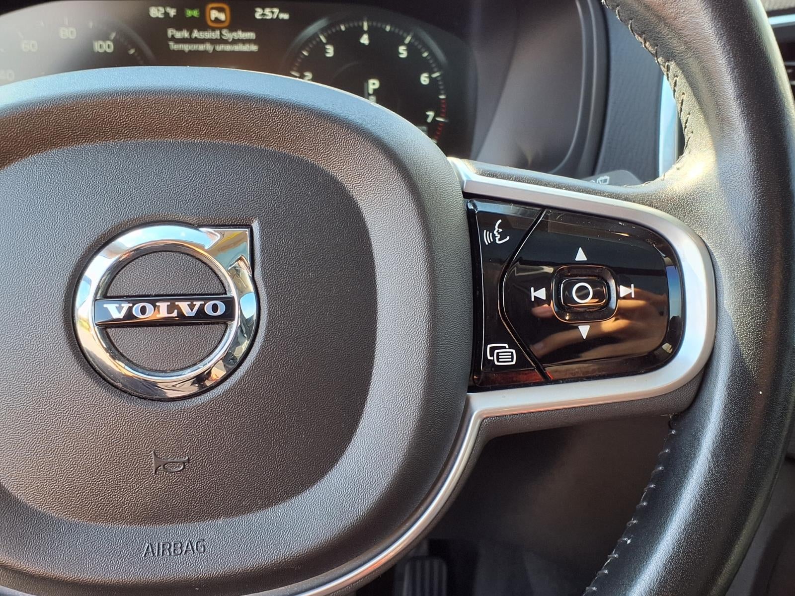 2020 Volvo XC90 T6 Momentum 6-Passenger