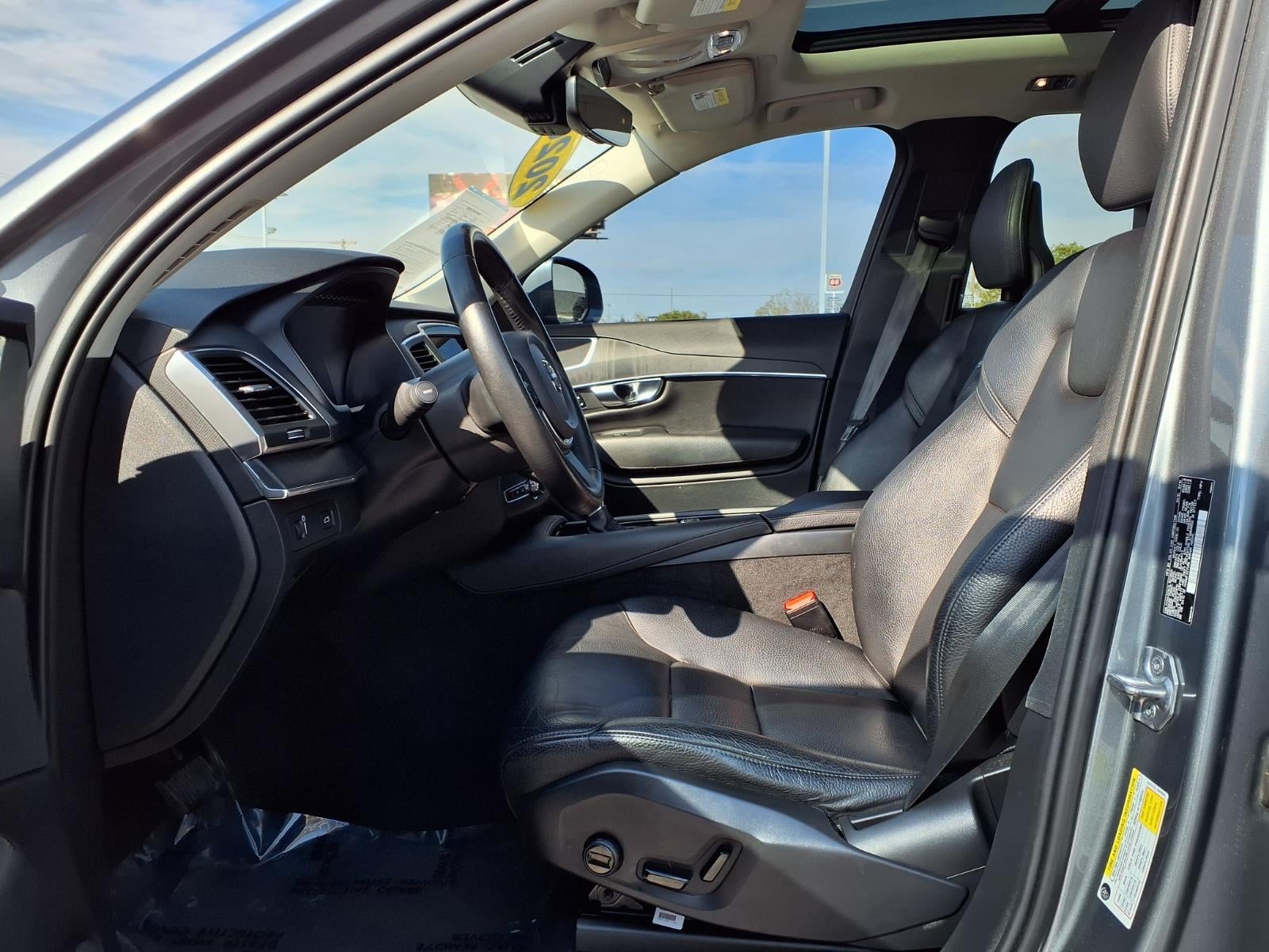 2020 Volvo XC90 T6 Momentum 6-Passenger