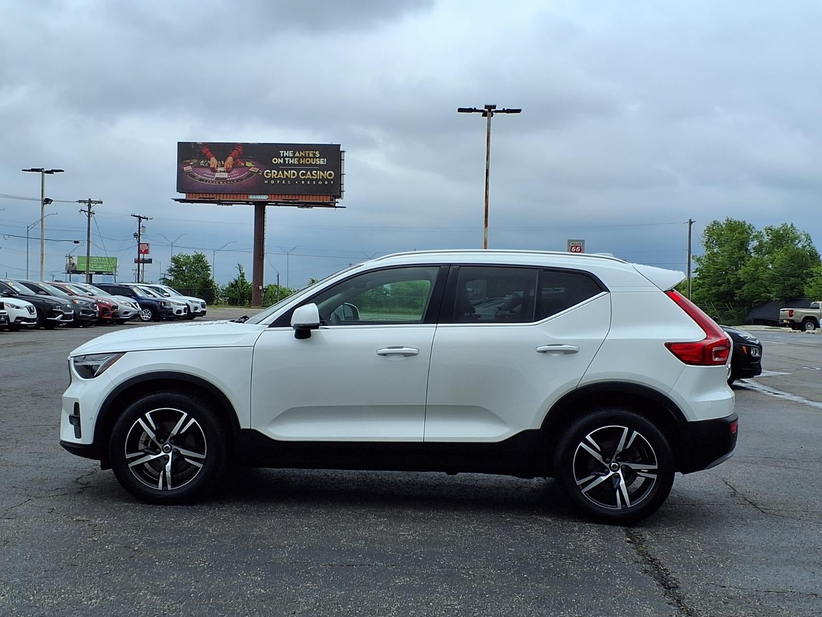 2023 Volvo XC40 B5 Plus Bright Theme