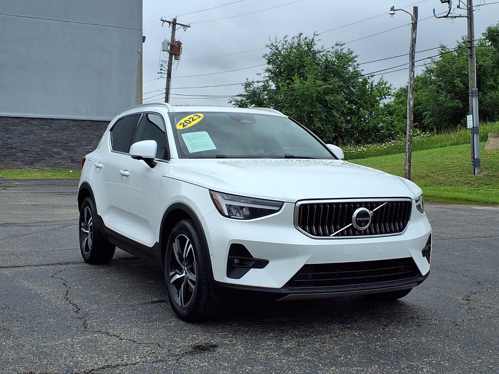 2023 Volvo XC40 B5 Plus Bright Theme
