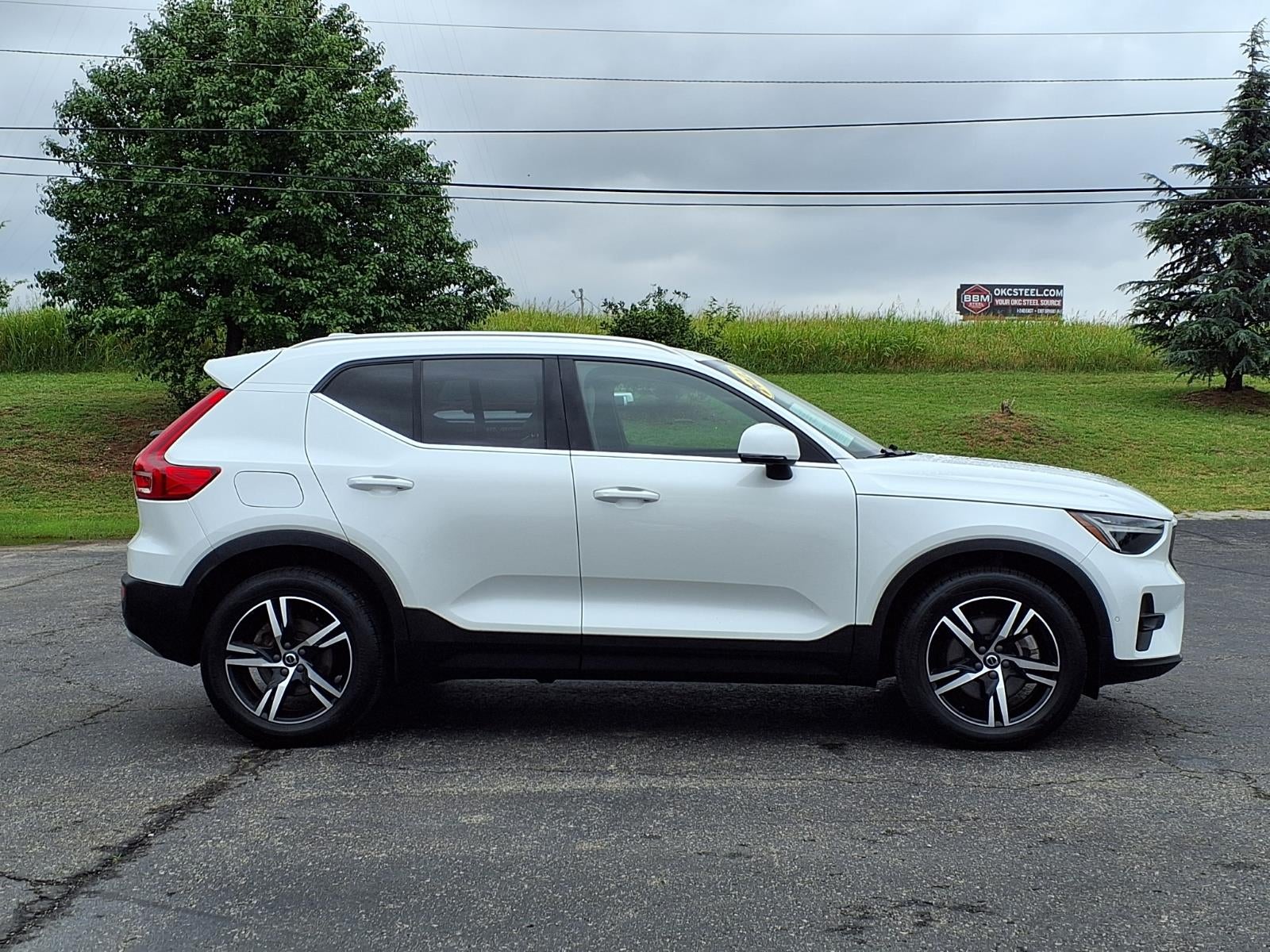 2023 Volvo XC40 B5 Plus Bright Theme